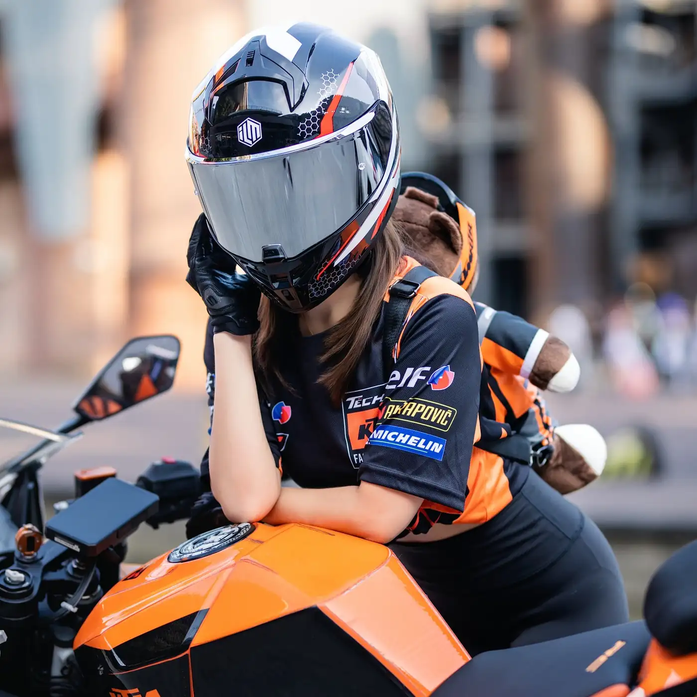 Motociclista con casco ILM y chamarra técnica