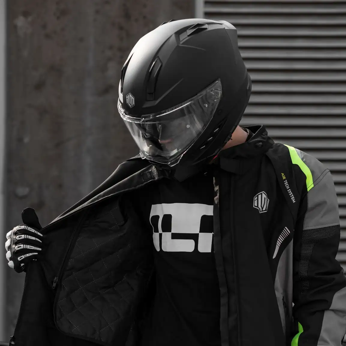 Rider con casco integral ILM y equipamiento negro