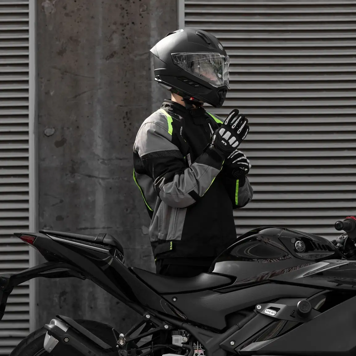 Rider con casco ILM sentado sobre motocicleta