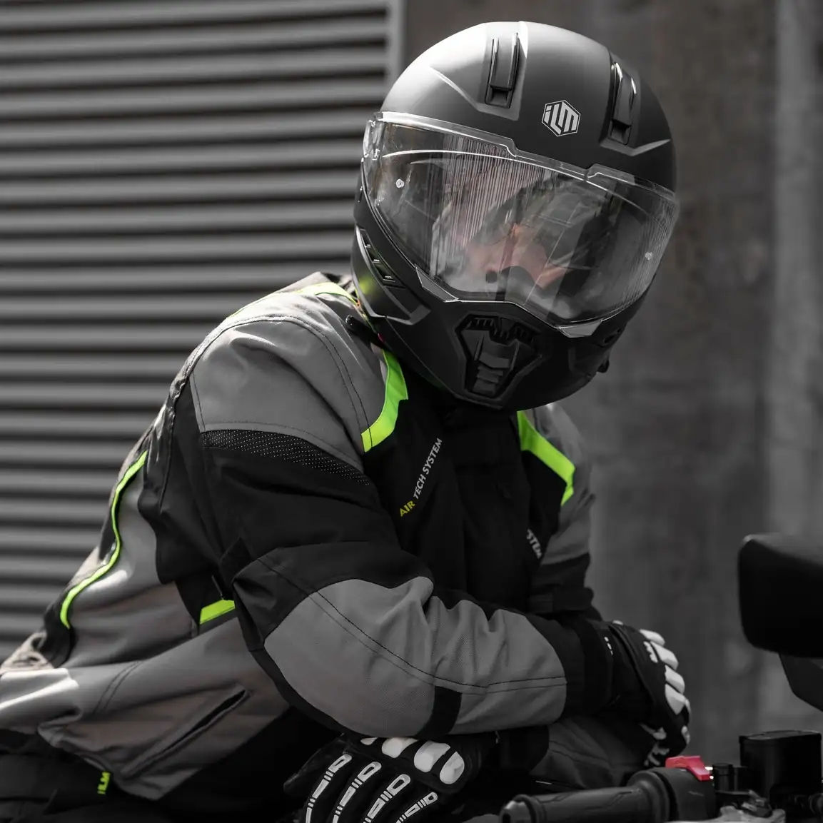Motociclista con casco ILM en moto deportiva naranja