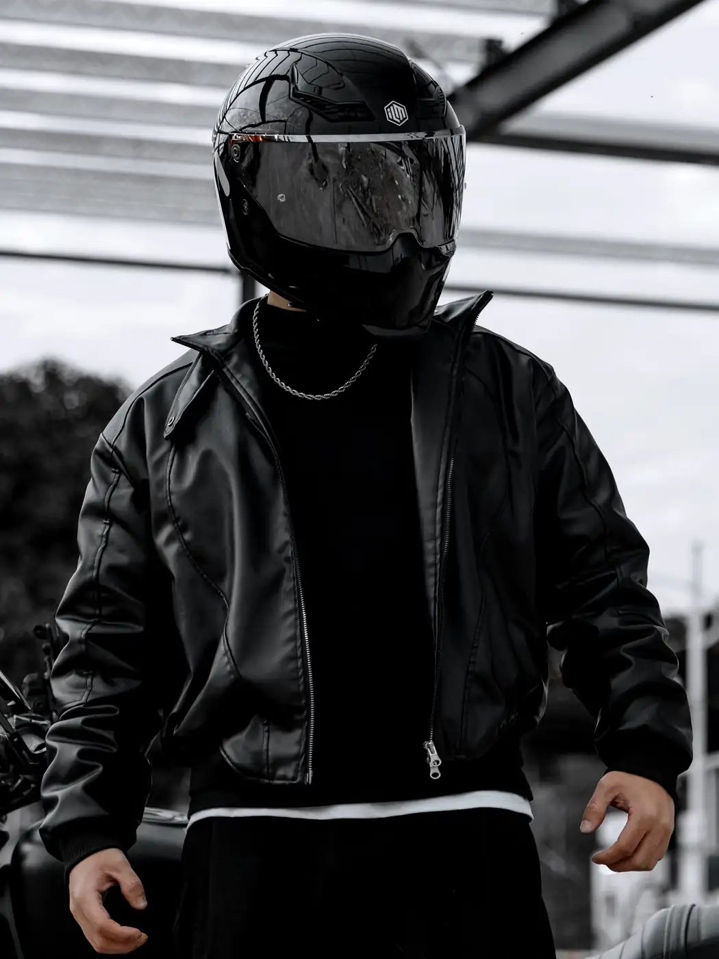 Motociclista ILM en ruta de montaña