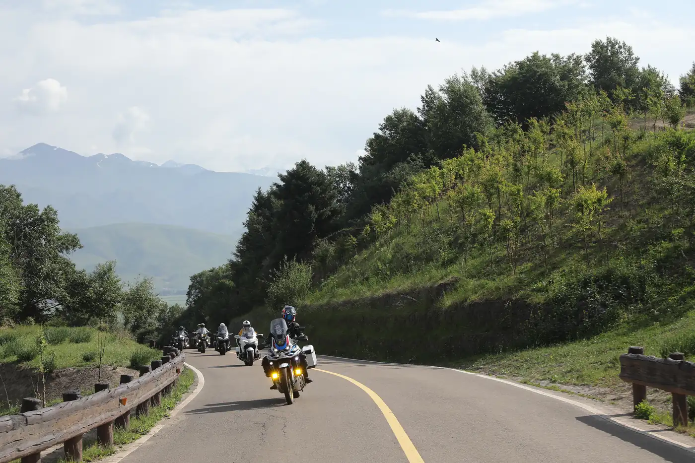 Grupo de motociclistas rodando en carretera